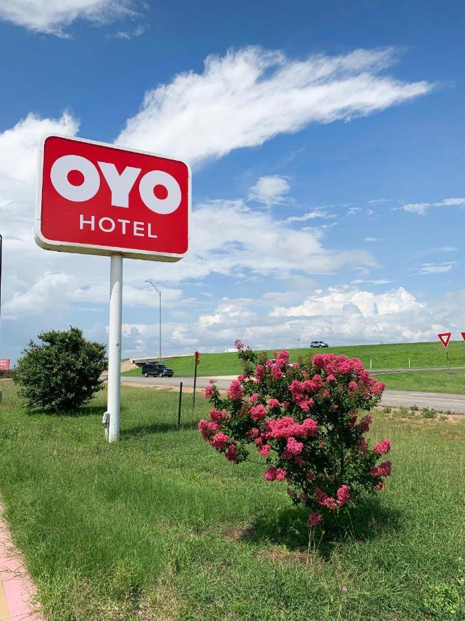 Oyo Hotel Pearsall I-35 West Екстер'єр фото
