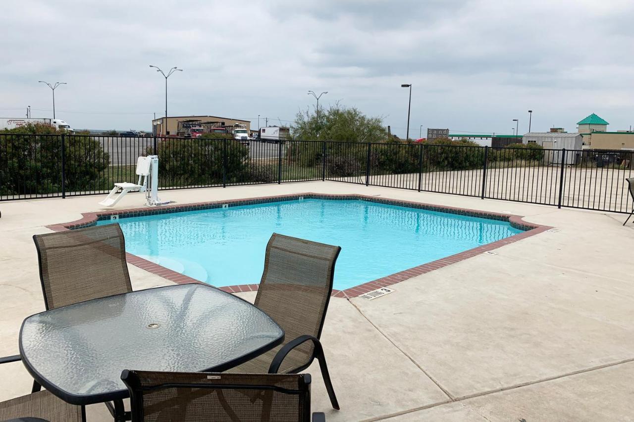 Oyo Hotel Pearsall I-35 West Екстер'єр фото