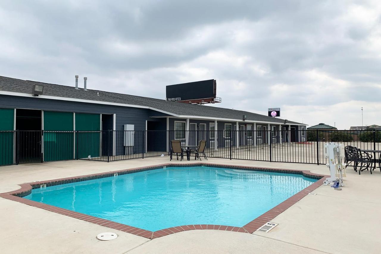Oyo Hotel Pearsall I-35 West Екстер'єр фото