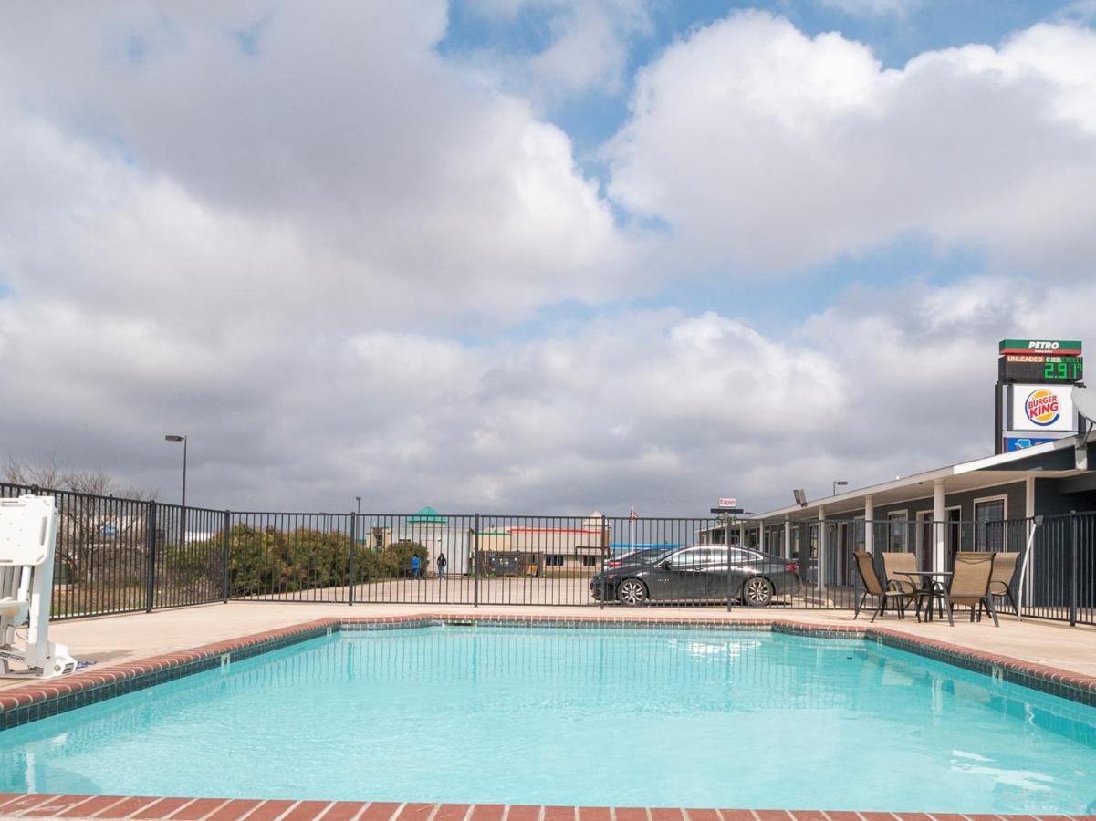 Oyo Hotel Pearsall I-35 West Екстер'єр фото