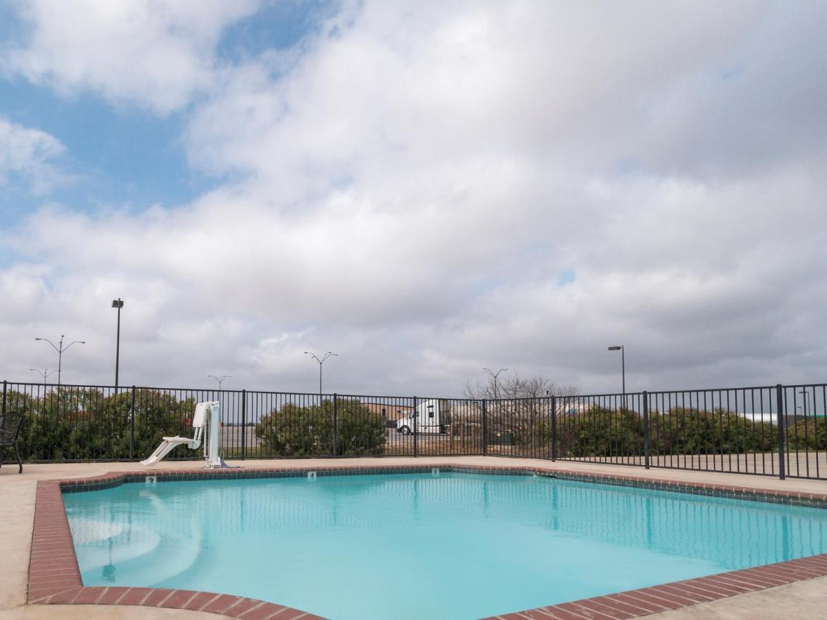 Oyo Hotel Pearsall I-35 West Екстер'єр фото
