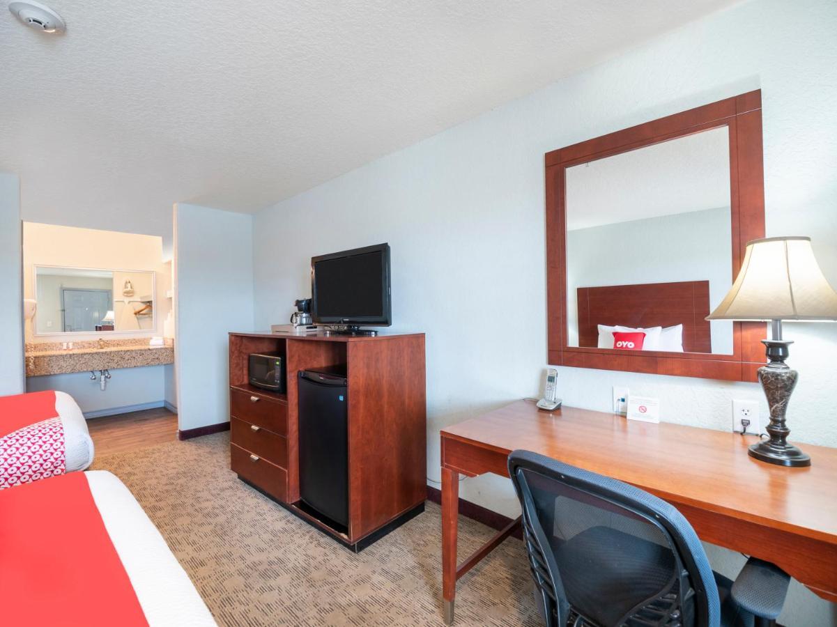 Oyo Hotel Pearsall I-35 West Екстер'єр фото