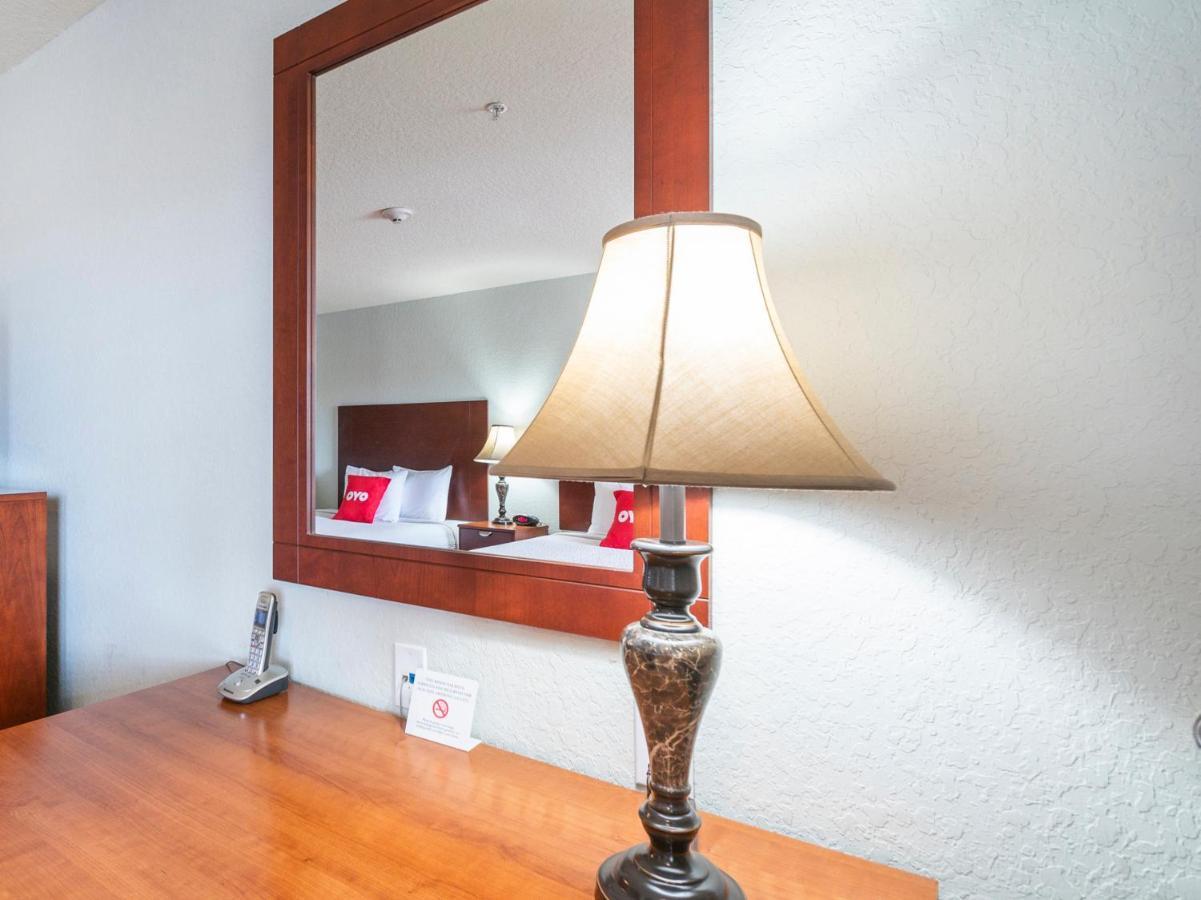 Oyo Hotel Pearsall I-35 West Екстер'єр фото