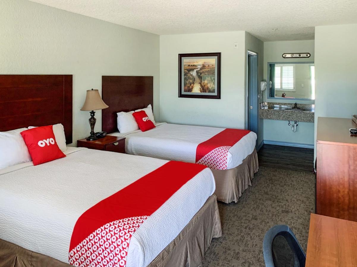 Oyo Hotel Pearsall I-35 West Екстер'єр фото